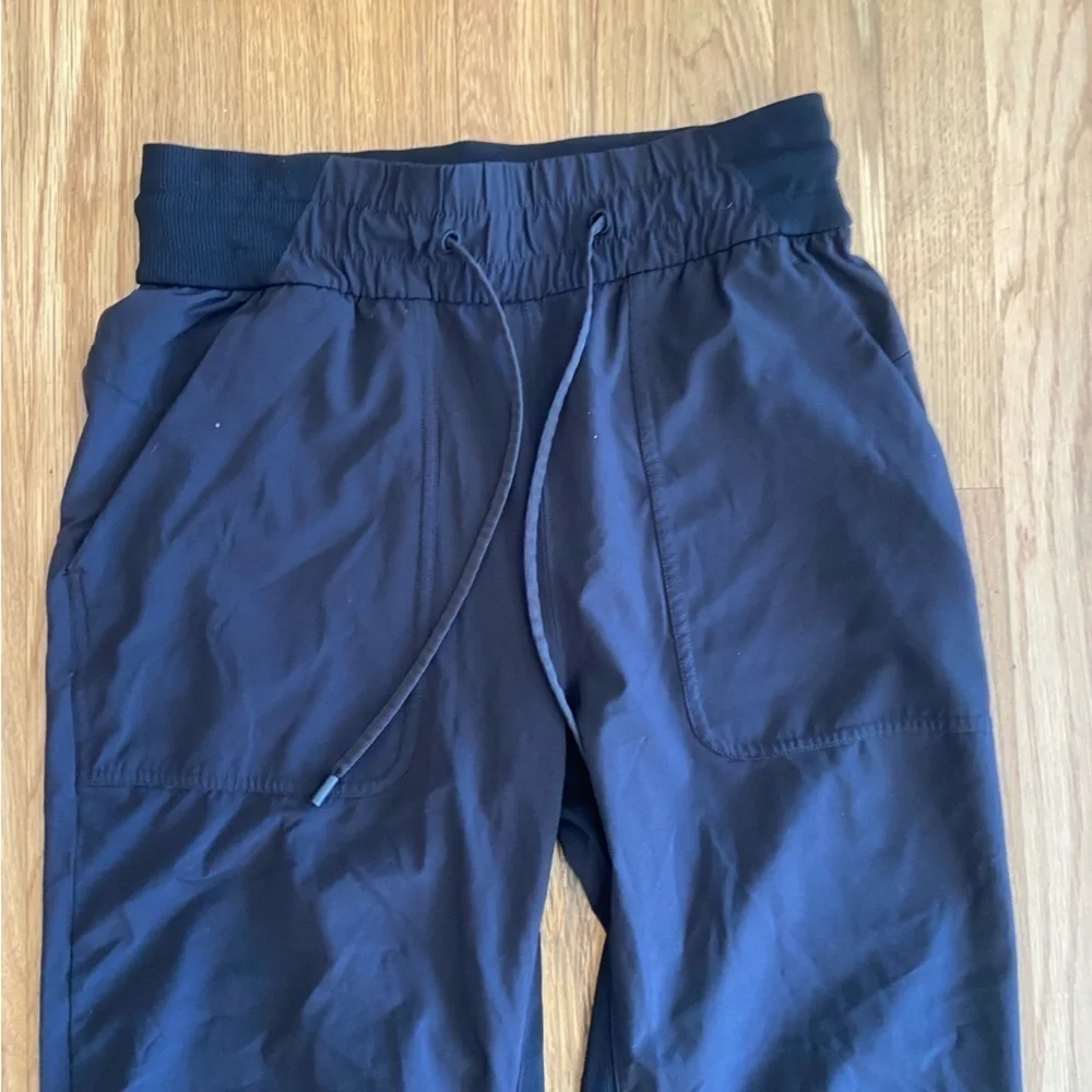 Womens Lululemon Beyond the Studio Crop black EUC size 4
